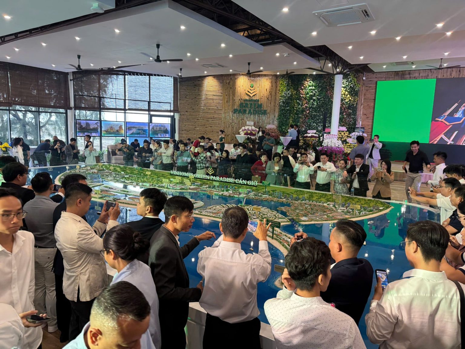 KHÔNG KHÍ SÔI ĐỘNG TẠI SA BÀN VINHOMES GREEN PARADISE CẦN GIỜ